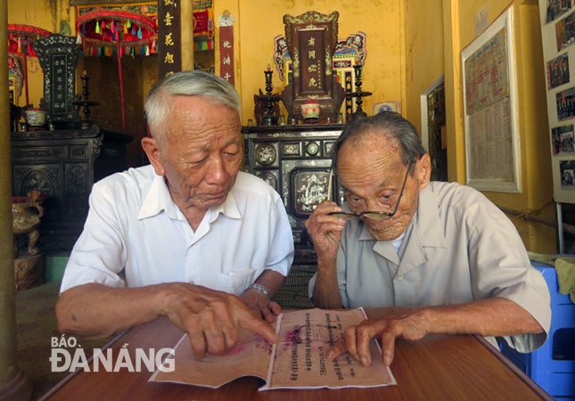 Các vị cao niên làng Tân Thái là những người giữ hồn văn hóa làng biển.