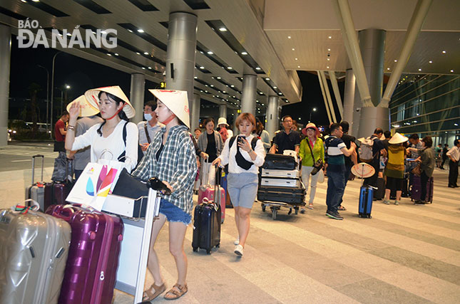 Mỗi ngày có hàng chục chuyến bay thẳng tới Cảng hàng không quốc tế Đà Nẵng, đưa lượng khách lớn đến với thành phố biển. 