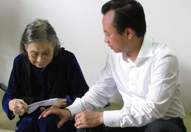 Bí Thư thành Ủy thăm và tặng quà cho Mẹ VNAH Lương Thị Tịnh.