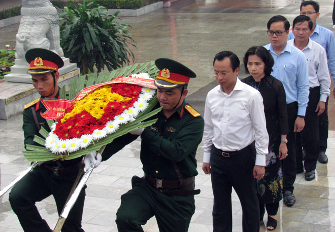 Bí thư Thành ủy Nguyễn Xuân Anh cùng lãnh đạo Sở LĐ-TB&XH đặt vòng hoa tại Đài Tưởng niệm liệt sỹ Hòa Vang