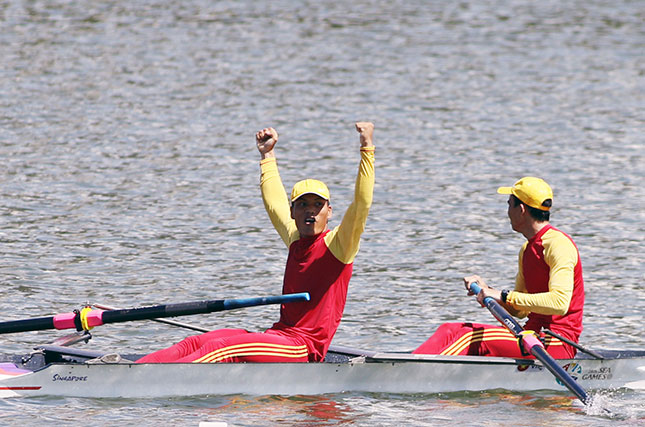 Các tuyển thủ Việt Nam rất mạnh trong các nội dung đua thuyền Rowing. 				Ảnh: MAI HỒNG