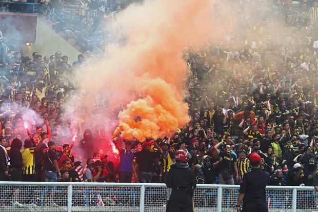 Hooligan Malaysia gây rối trong trận đấu với Saudi Arabia hồi năm 2015, tại vòng loại World Cup 2018