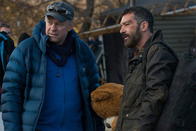 Diễn viên Antonio Banderas (phải) và đạo diễn Alain Desrichers đang trao đổi về diễn xuất trong bộ phim Người gác đêm. (Ảnh: Twitter)