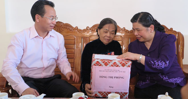 Phó Chủ tịch QH Tòng Thị Phóng thăm Mẹ Việt Nam Anh hùng Nguyễn Thị Hổ