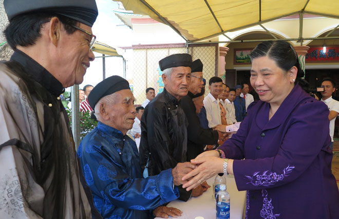 Phó Chủ tịch QH Tòng Thị Phóng gặp gỡ các cụ cao niên làng cá của phường Thọ Quang