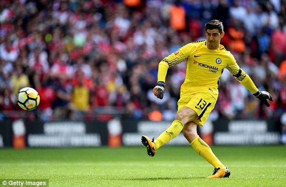 Thibaut Courtois đưa bóng lên trời ở lượt sút 11m thứ 2 của Chelsea. (Nguồn: Getty Images)