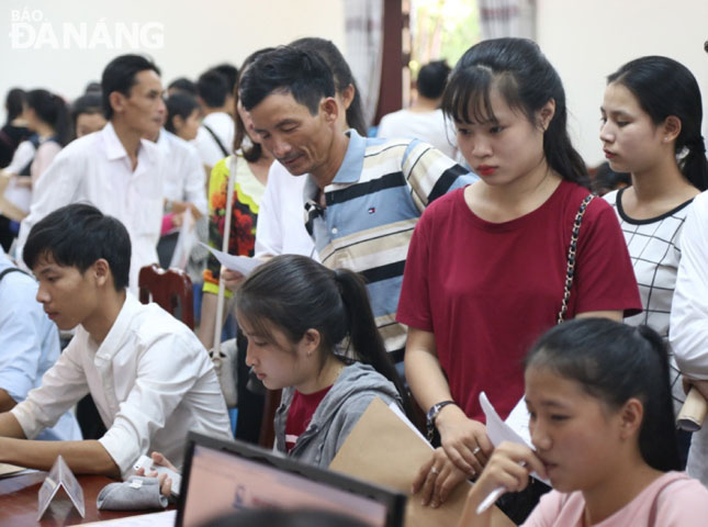 Hàng ngàn tân sinh viên đến nộp giấy xác nhận kết quả thi THPT quốc gia năm 2017 tại Trường Đại học Kinh tế, Đại học Đà Nẵng.