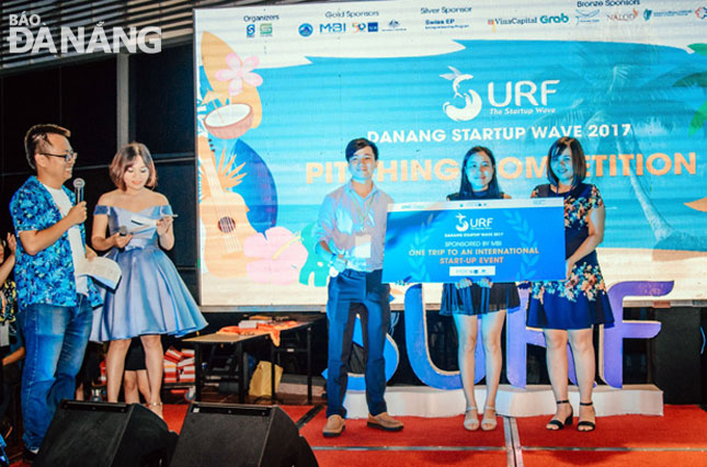 Đại diện nhóm Homecares nhận giải thưởng của Ngân hàng Phát triển châu Á tại Hội nghị và Triển lãm khởi nghiệp (SURF 2017).