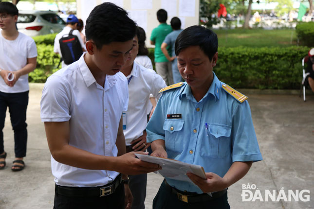 Thí sinh nộp giấy xác nhận kết quả thi tại Trường Đại học kinh tế - Đại học Đà Nẵng