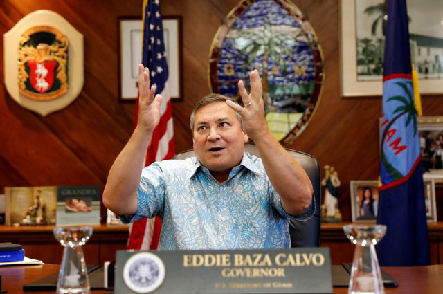 Thống đốc Guam Eddie Calvo đã mô tả đảo Guam như một “tiểu Hawaii” và trấn an người dân cũng như khách du lịch rằng, khả năng tên lửa Triều Tiên bắn trúng trực tiếp hòn đảo này chỉ là 1/1 triệu. Ông Calvo cho biết để phóng được tới Guam, tên lửa Triều Tiên phải vượt qua rất nhiều lớp của hệ thống phòng thủ của Mỹ ở Thái Bình Dương. Trong ảnh: Thống đốc Guam trả lời phỏng vấn của Reuters.