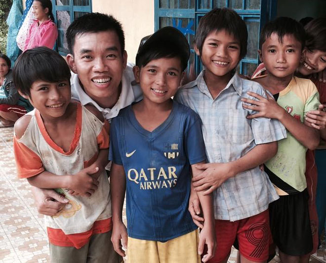 Nụ cười rạng rỡ của Nguyễn Bình Nam khi đến với trẻ em miền núi