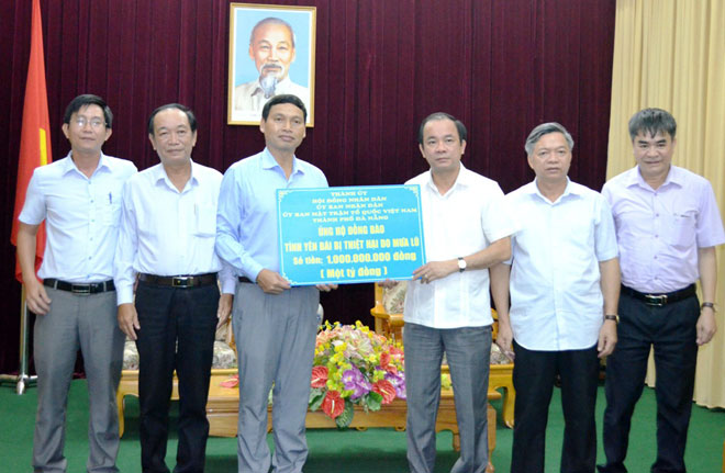 Thay mặt lãnh đạo thành phố Đà Nẵng, Phó Chủ tịch UBND thành phố Hồ Kỳ Minh trao 1 tỷ đồng cho UBND tỉnh Yên Bái để hỗ trợ đồng bào bị thiệt hại do lũ ống vào đầu tháng 8