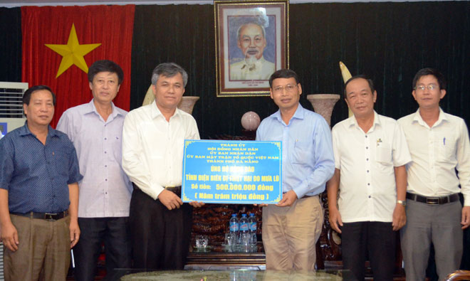 Phó Chủ tịch UBND thành phố Hồ Kỳ Minh trao cho UBND tỉnh Điện Biên 500 triệu đồng để hỗ trợ nhân dân tỉnh bị thiệt hai do thiên tai gây ra