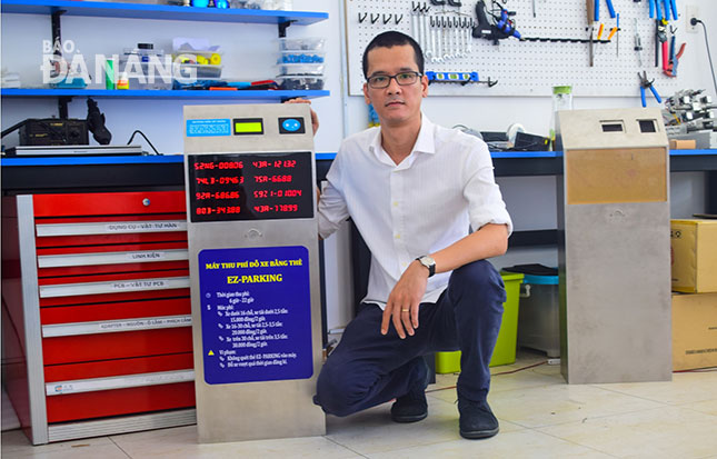 Anh Nguyễn Đức Quốc Anh, Giám đốc Công ty TNHH MTV Khai Thiên, bên cạnh sản phẩm máy thu phí đậu ô-tô sử dụng thẻ từ EZ-Sparking.