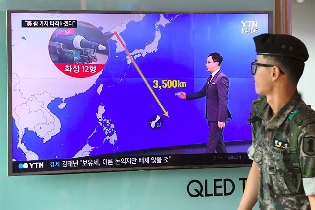 Hình ảnh trên truyền hình tại nhà ga tàu ở thủ đô Seoul (Hàn Quốc) cho thấy khoảng cách giữa CHDCND Triều Tiên và đảo Guam khoảng 3.500km.                       							Ảnh: AFP