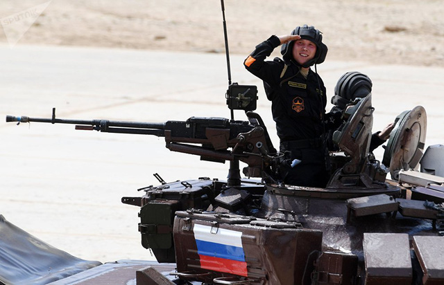 Khoảng 4.000 binh sĩ thuộc các đội thi khác nhau cùng tham dự Hội thao quân sự quốc tế 2017. Hội thao là sáng kiến của Bộ trưởng Quốc phòng Nga Sergei Shoigu và được tổ chức thường niên từ năm 2015. Trong ảnh: Các thành viên của đội Nga tham gia phần thi xe tăng cá nhân tại thao trường Alabino ở Nga.
