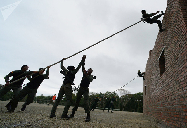 Kỹ năng phối hợp vượt tường của các binh sĩ Iran trong phần thi dành cho các sĩ quan tình báo tại vùng lãnh thổ Primorye, Viễn Đông, Nga.