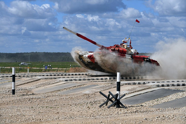Đội xe tăng Nga thi đấu tại vòng bán kết của cuộc thi dành cho xe tăng ở thao trường Alabino trong khuôn khổ Hội thao quân sự quốc tế 2017. Nga cũng là đội lập kỷ lục về tốc độ di chuyển cũng như khả năng bắn trúng mục tiêu trong phần thi dành cho xe tăng năm nay.