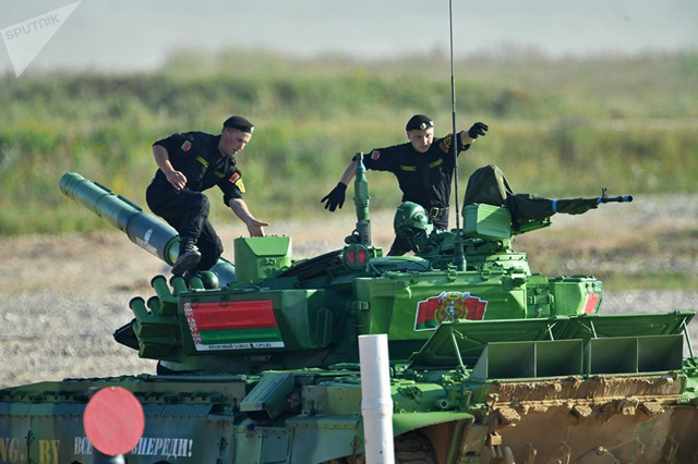Các binh sĩ Belarus hết mình trong phần thi dành cho xe tăng ở Alabino.