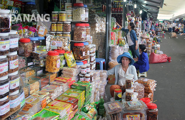 Việc hỗ trợ, khuyến khích hộ kinh doanh chuyển sang hoạt động theo hình thức doanh nghiệp sẽ góp phần vào mục tiêu Đà Nẵng có khoảng 40.000 doanh nghiệp vào năm 2020. (Ảnh chụp tại chợ Cồn)