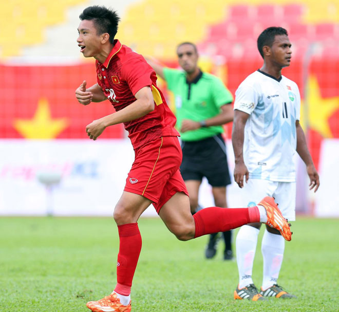 Với “cú đúp” bàn thắng cùng một pha kiến tạo, Đoàn Văn Hậu (áo đỏ) đã góp công lớn vào chiến thắng 4-0 của U22 Việt Nam trước U22 Timor Leste (áo trắng) trong trận đấu mở màn tại SEA Games 20. ảnh QUỐC KHÁNH