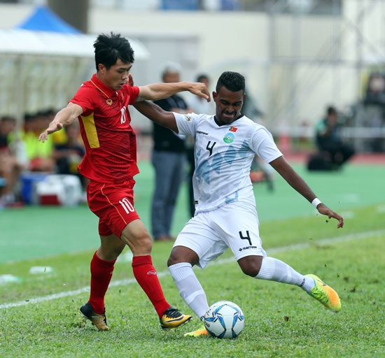 Công Phượng (áo đỏ) cùng U22 Việt Nam đánh bại U22 Timor Leste (áo trắng) 4-0. 				Ảnh: QUỐC KHÁNH