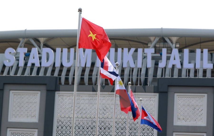 Quốc kỳ Việt Nam được kéo lên tại buổi lễ thượng cờ. (Ảnh: Quốc Khánh/TTXVN)