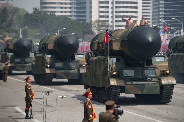 CHDCND Triều Tiên tuyên bố hoãn tấn công tên lửa về phía đảo Guam.  Trong ảnh: Gần 60 tên lửa của CHDCND Triều Tiên từng được giới thiệu tại thủ đô Bình Nhưỡng hồi tháng 4-2017. 							Ảnh: AFP