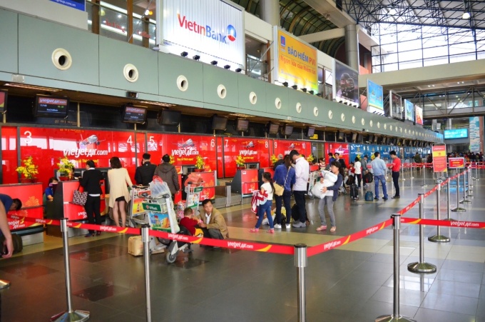 Passengers check in at Noi Bai International Airport in Hanoi. Photo by VnExpress/Minh Nga 