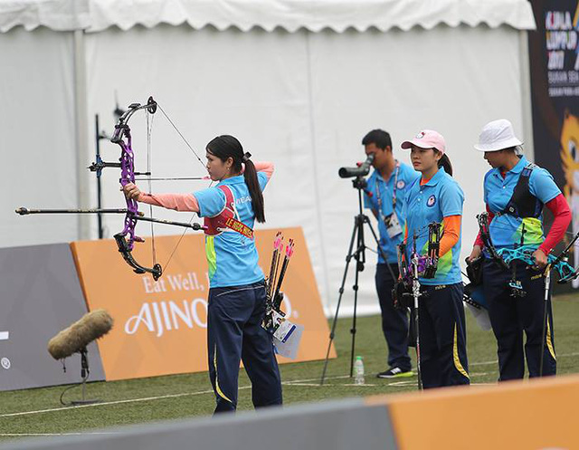 Các cung thủ nữ Việt Nam tranh tài ở loạt bắn chung kết với đội tuyển nước chủ nhà Malaysia