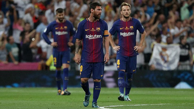Cầu thủ Barcelona buồn bã rời sân sau trận lượt về Siêu cúp Tây Ban Nha. Ảnh: Internet