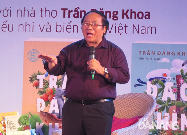Nhà thơ Trần Đăng Khoa giao lưu với độc giả Đà Nẵng tại Tuần lễ sách Sơn Trà 2017.