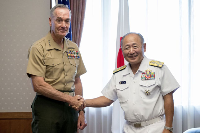 Chủ tịch Hội đồng Tham mưu trưởng liên quân Mỹ,  Tướng Joe Dunford (trái) gặp gỡ Tổng tham mưu trưởng lực lượng phòng vệ Nhật Bản, Đô đốc Katsutoshi Kawano. 				             Ảnh: AP