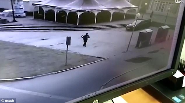 Khoảnh khắc Gadzhiev đe dọa người đi đường trước khi bị cảnh sát bắn hạ (Ảnh: Mash)