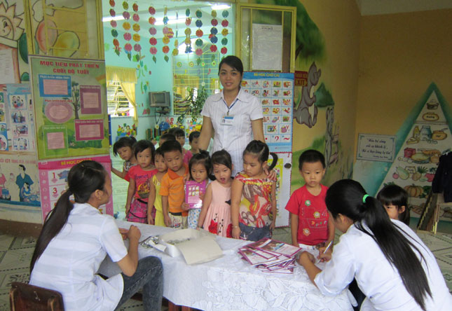 Tổ chức khám sức khỏe định kỳ cho trẻ tại Trường mầm non Hòa Tiến 1.