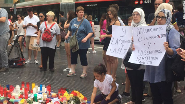 Những người phụ nữ Hồi giáo chỉ trích khủng bố tại một lễ tưởng niệm các nạn nhân thiệt mạng ở Barcelona, Tây Ban Nha. 					Ảnh: CNN