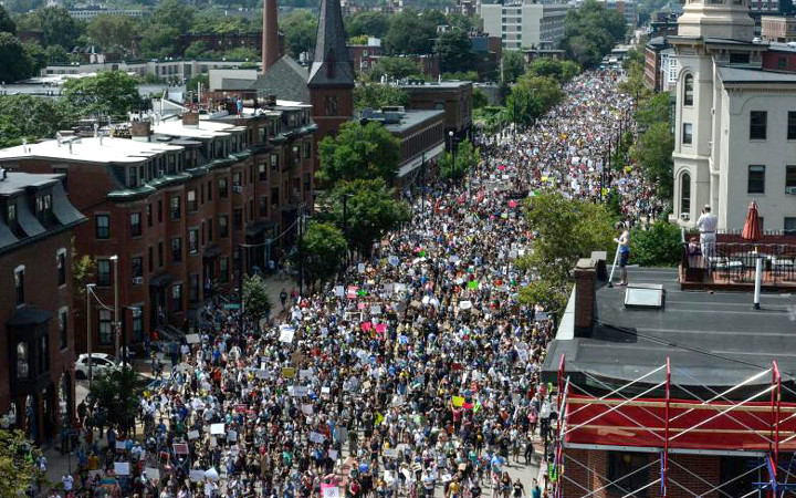 Cuộc biểu tình diễn ra đúng 1 tuần sau đụng độ ở Charlottesville, Virginia, giữa nhóm người mang tư tưởng chủng tộc da trắng thượng đẳng và những người chống phân biệt chủng tộc, làm 1 phụ nữ thiệt mạng và 19 người bị thương.
