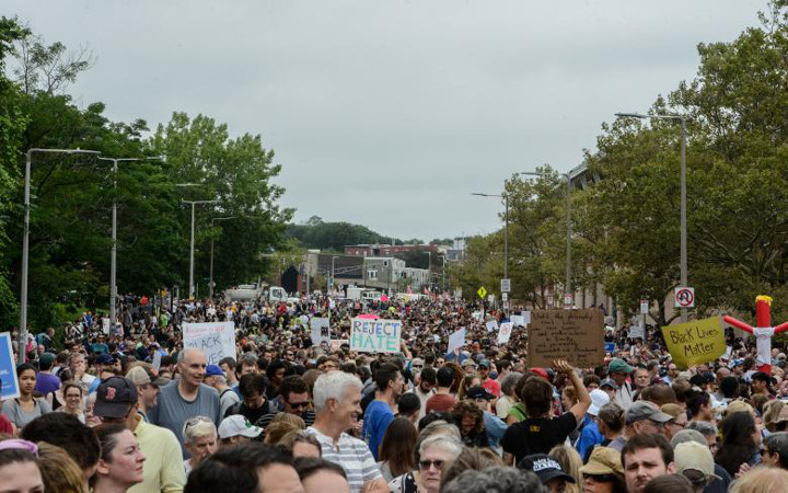 … hàng nghìn người biểu tình chống phân biệt chủng tộc phản đối cuộc “Tuần hành liên minh tự do ngôn luận Boston”.