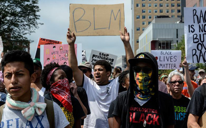 Người biểu tình chống phân biệt chủng tộc cầm tấm biển BLM, viết tắt của “Black Lives Matter”.