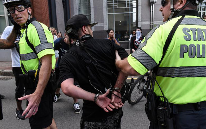 Cảnh sát Boston cho biết, không có sự vụ lớn nào xảy ra song họ đã phải bắt giữ ít nhất 33 người, phần lớn vì tội gây rối trật tự và tấn công lực lượng thực thi pháp luật.