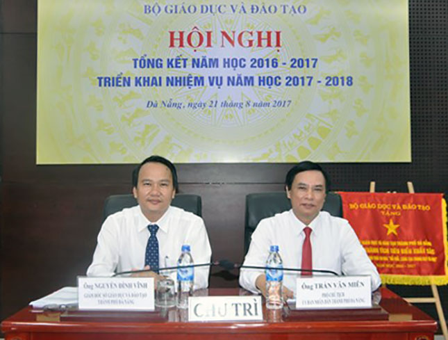 Phó Chủ tịch UBND thành phố Trần Văn Miên (phải) và Giám đốc Sở GD-ĐT thành phố Nguyễn Đình Vĩnh chủ trì điểm cầu Đà Nẵng.