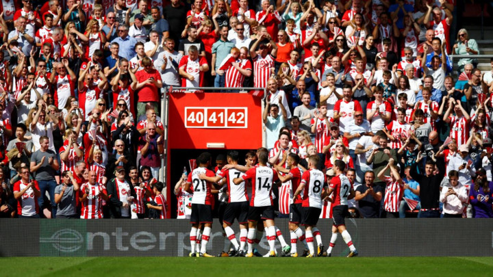 Southampton 3-2 West Ham: Màn ăn mừng thể hiện sự gắn kết giữa cầu thủ và CĐV Southampton.