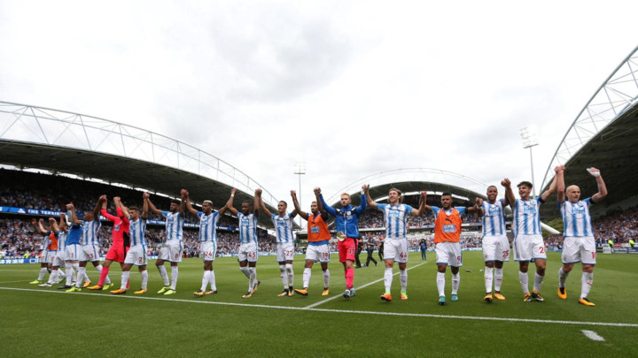Huddersfield 1-0 Newcastle: Các cầu thủ Huddersfield tri ân CĐV sau khi thắng trận thứ 2 liên tiếp ở Premier League.