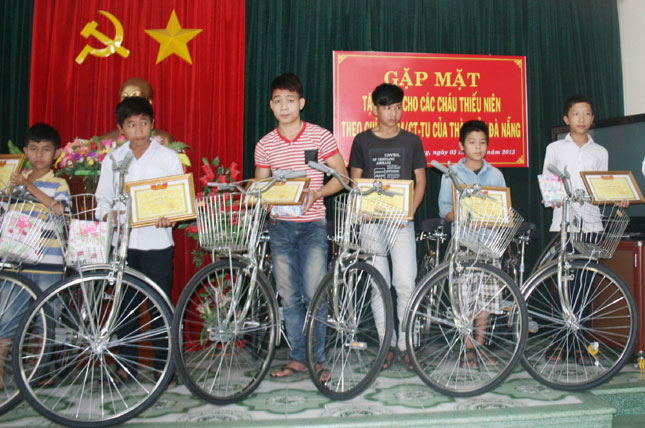 Hội Cựu chiến binh thành phố trao tặng xe đạp cho các cháu thiếu niên có hoàn cảnh khó khăn. 		                                   Ảnh: LÊ VĂN THƠM