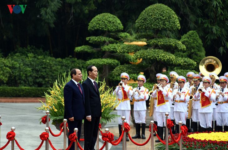 Chủ tịch nước Trần Đại Quang mời Tổng thống El Sisi bước lên bục danh dự, quân nhạc cử Quốc thiều hai nước.