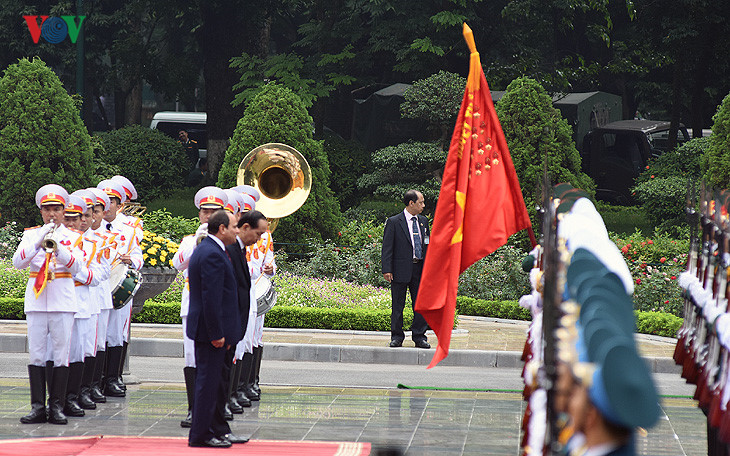 Chủ tịch nước Trần Đại Quang và Tổng thống El Sisi chào Quân kỳ Quân đội nhân dân Việt Nam.