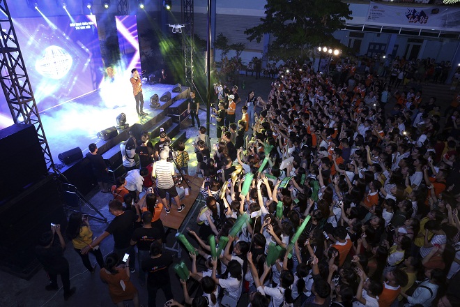 Hơn 1.000 khán giả Đà Nẵng giao lưu cùng ca sỹ Soobin Hoàng Sơn trong đêm nhạc hội
