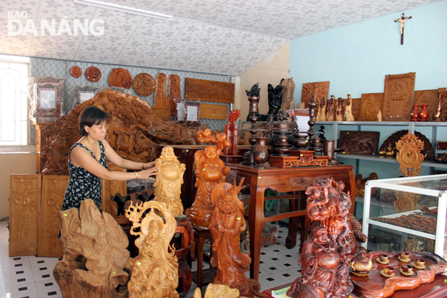Đường Nguyễn Đình Tựu là phố chuyên doanh các sản phẩm thủ công mỹ nghệ, hàng quà lưu niệm, hoa và sinh vật cảnh.