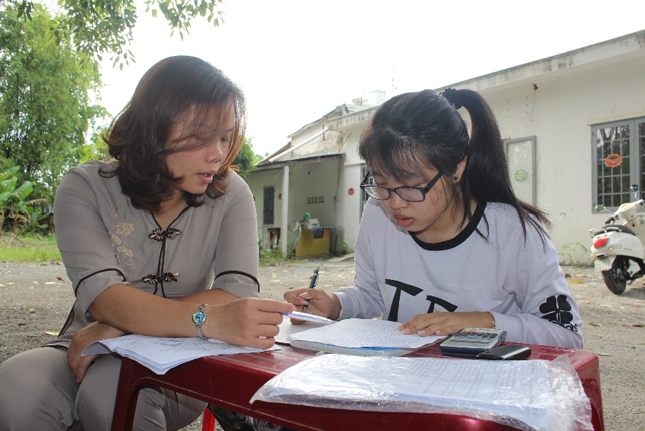 Cô giáo Linh (trái) với lớp học miễn phí trong sân chùa An Sơn. Ảnh: T..L