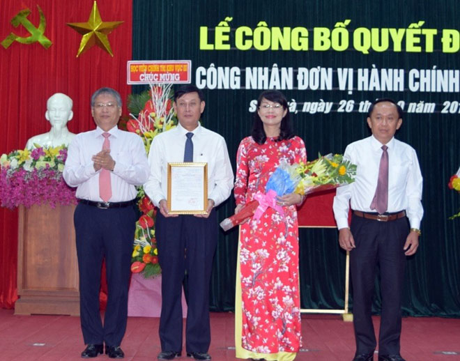 Phó Chủ tịch UBND thành phố Nguyễn Ngọc Tuấn trao Quyết định của Bộ Trưởng Bộ Nội vụ cho lãnh đạo quận Sơn Trà